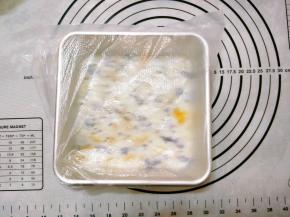 覆盖保鲜膜预防串味，放冰箱冷冻2小时