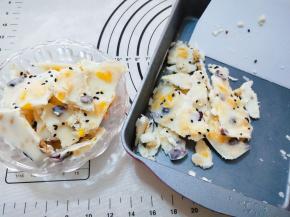 用刮刀铲起，已经流口水了装盘食用