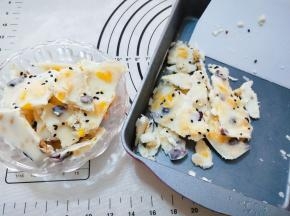 用刮刀铲起，已经流口水了装盘食用