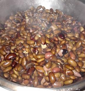 黑豆泡发后煮熟，一捏就软的状态（白芸豆需要去衣）