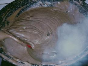 倒入黑豆糊，翻炒（全程中小火炒馅）