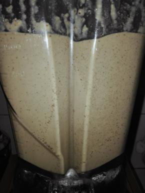 将炒熟的黑芝麻和豆子倒入料理机，趁热加方子的入花生油和白糖，打至细腻（建议破壁机），打不动再加少许水。