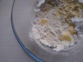 将饼皮的所有材料放进和面盆里