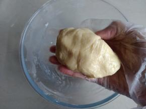 和成柔软的面团，牛奶量仅供参考，不要过度揉面，和成面团即可，放入冰箱冷藏松驰20分钟