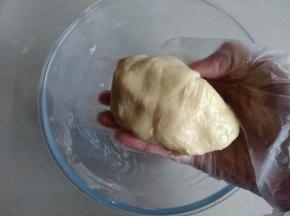 和成柔软的面团，牛奶量仅供参考，不要过度揉面，和成面团即可，放入冰箱冷藏松驰20分钟