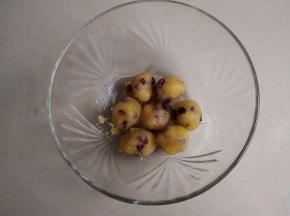 将馅料分成每个20克，搓圆备用