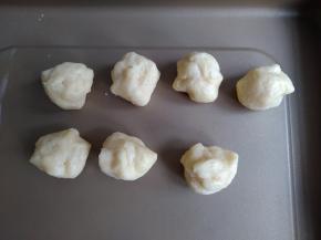 松驰好的面团分成7份，搓圆