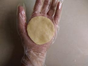 小面团在手掌上压扁，压成圆形