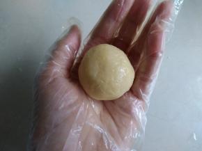 饼皮向上推，收口，搓圆。为了方便入模，再搓成偏圆柱形