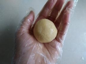 饼皮向上推，收口，搓圆。为了方便入模，再搓成偏圆柱形