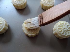 在月饼胚上刷一次蛋黄液