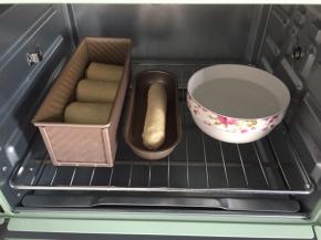 放入烤箱二次发酵40分钟，放一碗温水