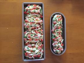 撒上香葱，火腿肠，芝士，挤上番茄酱，沙拉酱，放入预热好的烤箱180度，上下火，30分钟，小的烤20分钟就可以拿出来了