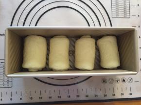 放入250克吐司模具中