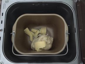 加入软化好的黄油，再次和面30分钟（我的面包机需要和这么长时间）