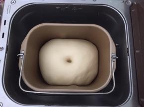 面团发酵至两倍大，戳洞不回缩即可