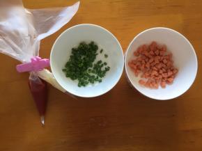 准备好香葱，火腿，将沙拉酱和番茄酱放入裱花袋