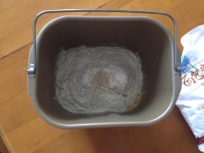 将黄油以上全部材料放入面包机中，和面20分钟