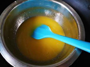 将黄油和牛奶、白糖混合，放入微波炉加热至黄油融化，搅拌均匀