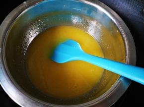 将黄油和牛奶、白糖混合，放入微波炉加热至黄油融化，搅拌均匀