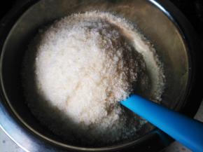 加入椰蓉，搅拌均匀