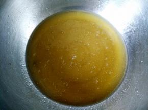 将转化糖浆和花生油以及枧水混合，用蛋抽搅拌均匀