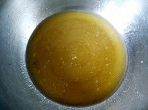 将转化糖浆和花生油以及枧水混合，用蛋抽搅拌均匀