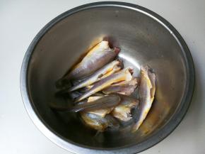 刮去鱼鳞，去掉鱼肠鱼头清洗干净