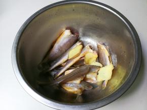 放入大葱姜片拌匀腌制十五分钟