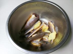 放入大葱姜片拌匀腌制十五分钟