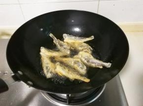 锅中放入适量食用油烧热放入小黄鱼炸