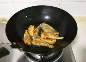 一面炸金黄翻面再炸至金黄