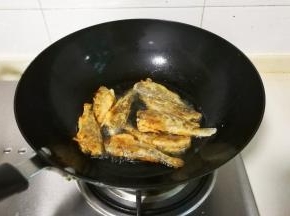 一面炸金黄翻面再炸至金黄