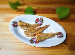 捞出来沥掉油出锅盛盘