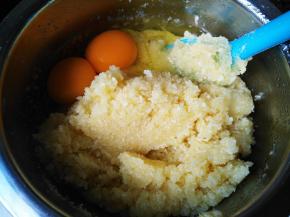 加入鸡蛋，搅拌均匀