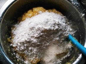 加入熟糯米粉，搅拌均匀