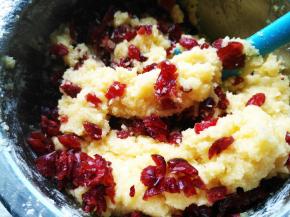 加入切碎的蔓越莓，混合均匀，放冰箱冷藏半小时以上