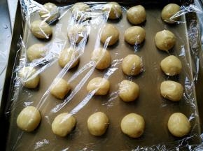 将饼皮平均分成25份，每份大约15克，搓圆