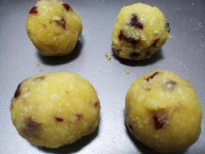 将馅料平均分成25份，每个大约35克，搓圆