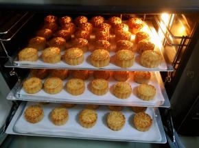 风炉180度预热好进炉，温度调至150度，烘烤5分钟后出炉，刷蛋液，继续烤至表面上色均匀
