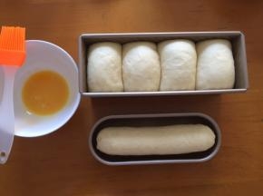 二次发酵完成以后，刷上蛋液