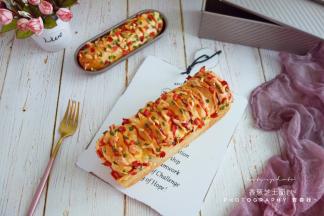 出炉，趁热倒出吐司盒，放烤网上晾凉