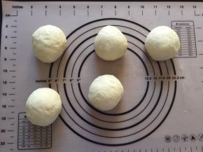 拿出排气，分成均等的五份，，盖上保鲜膜松弛15分钟