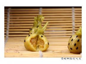 热带风味十足，这是最近一次制作面团色比较淡，蒸完实际上很逼真。酸甜的凤梨馅让一口咬下去特别满足。