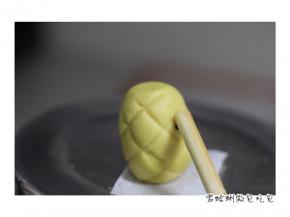 5. 装饰黑芝麻， 沾蛋白黏性佳，不宜脱落