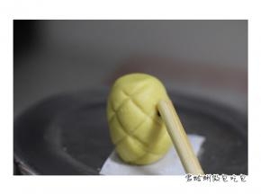 5. 装饰黑芝麻， 沾蛋白黏性佳，不宜脱落