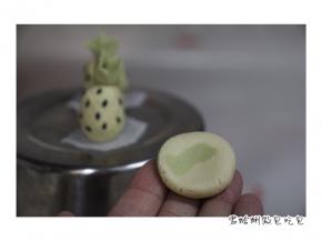 2. 摁圆准备包凤梨馅