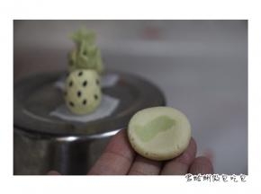 2. 摁圆准备包凤梨馅