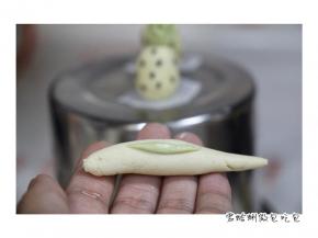 1.凤梨果面团制作 

面团调制见 第一篇象形点心： http://www.weiyoums.com/index.php?app=mobileApi&mod=Index&act=text_ripce&rid=25289&from=singlemessage&isappinstalled=0