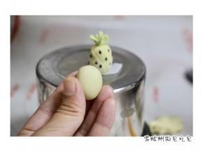 4. 捏凤梨形状